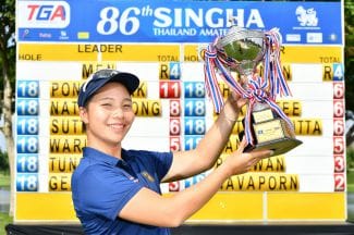Thitapa raises aloft the women's trophy. Picture by Thailand Golf Association.