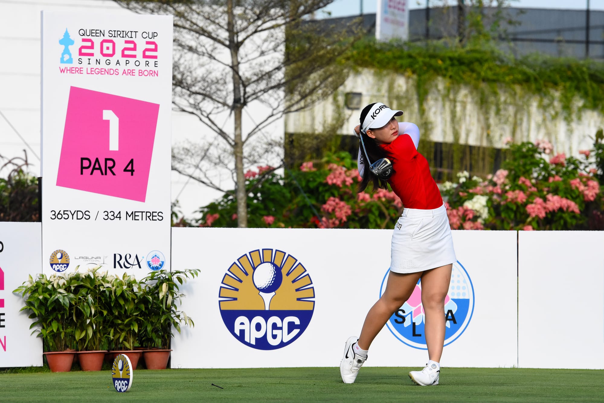 First-round leader Lee Ji-hyun tees-off at the opening hole. Picture by Tharm Sook Wai/QSC. 