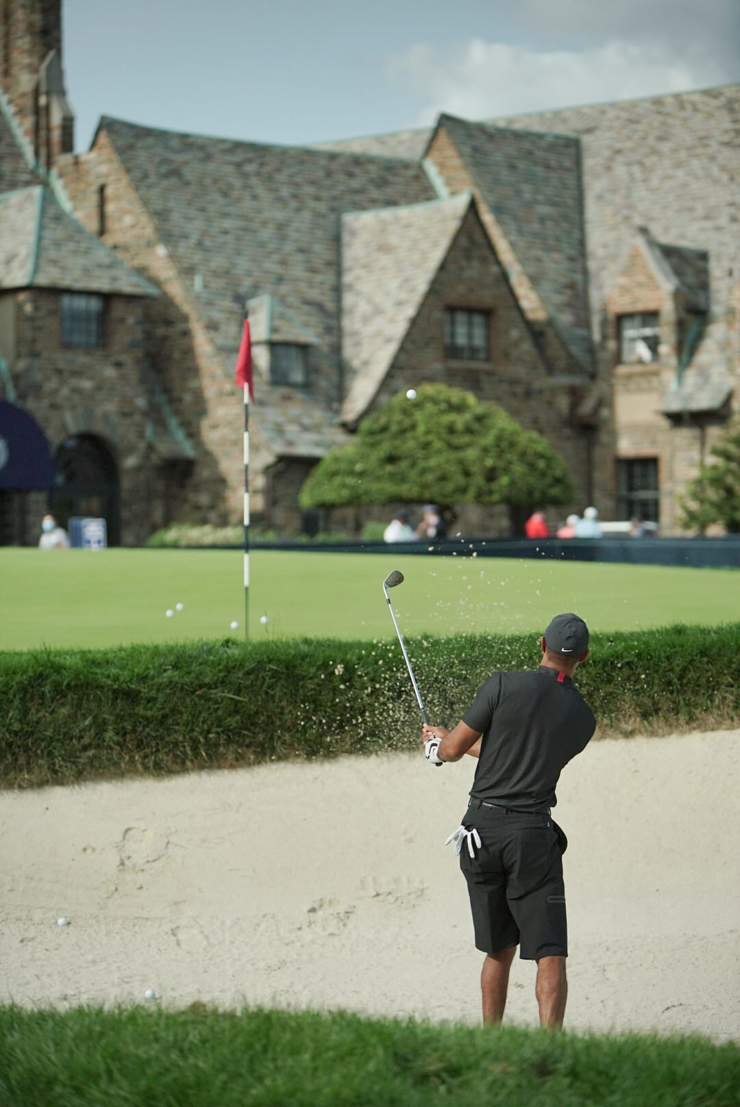 Tiger Woods practices from an 18th hole bunker. Picture by Jeff Marsh/USGA. 