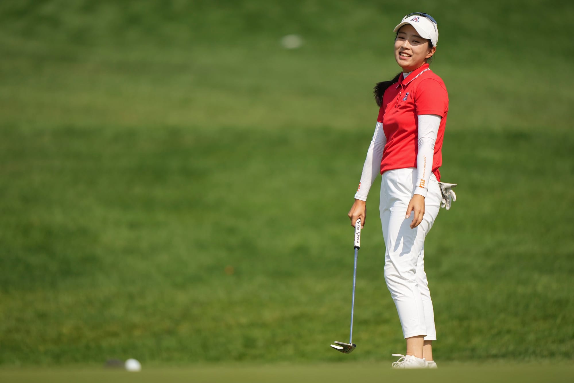 Dominant Hou Secures Semi-Final Place