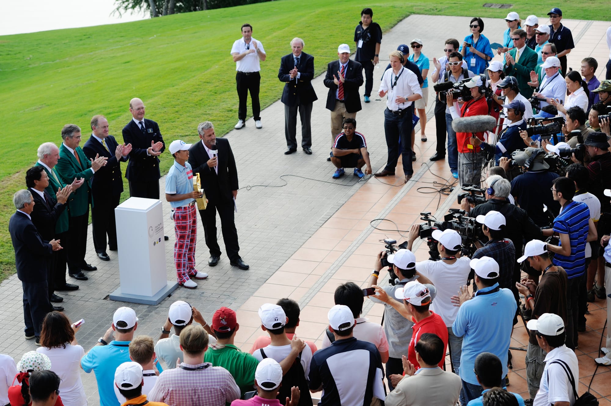 Frank Nobilo interviews Guan Tianlang during the prize-giving ceremony.