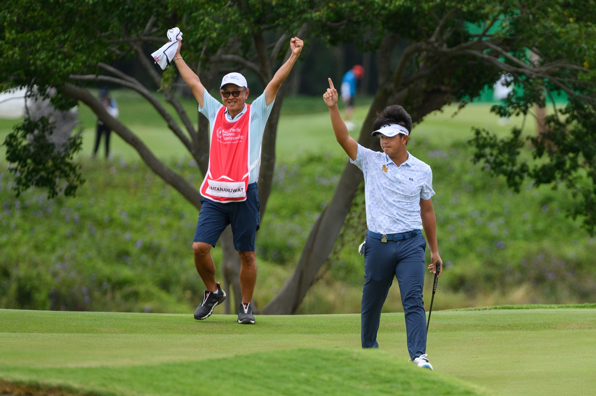 Thai Teenager Defies Injury to Maintain Title Challenge