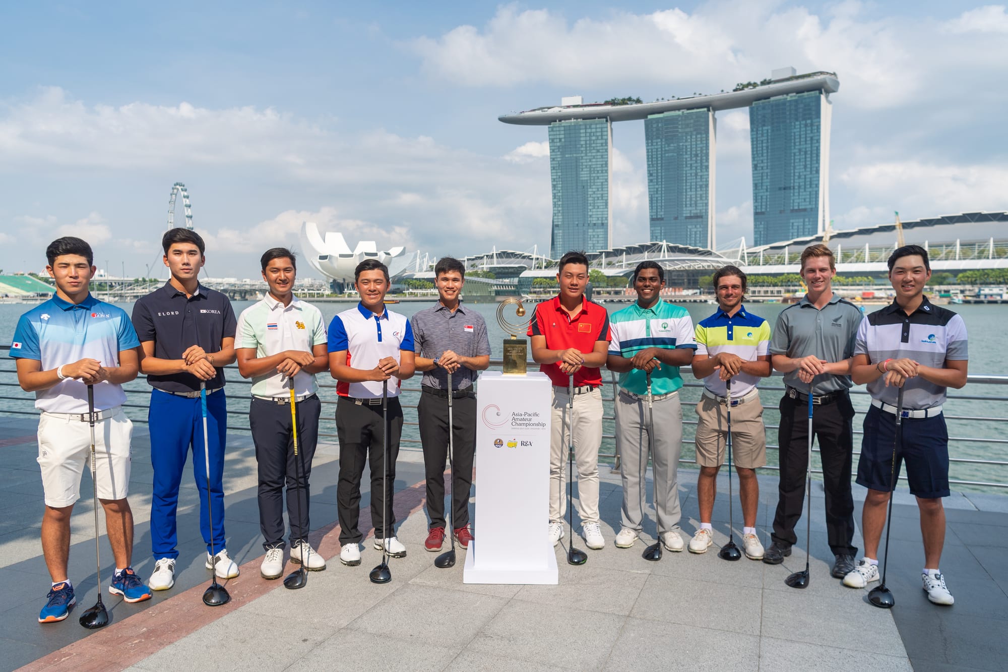 With an iconic Singapore backdrop, leading players line up for a photo op (from left to right): Keita Nakajima, Oh Seung-taek, Sadom Kaewkanjana, Yu Chun-an, Gregory Foo, Lin Yuxin, Rayhan Thomas, David Micheluzzi, Daniel Hillier and Min Woo Lee.