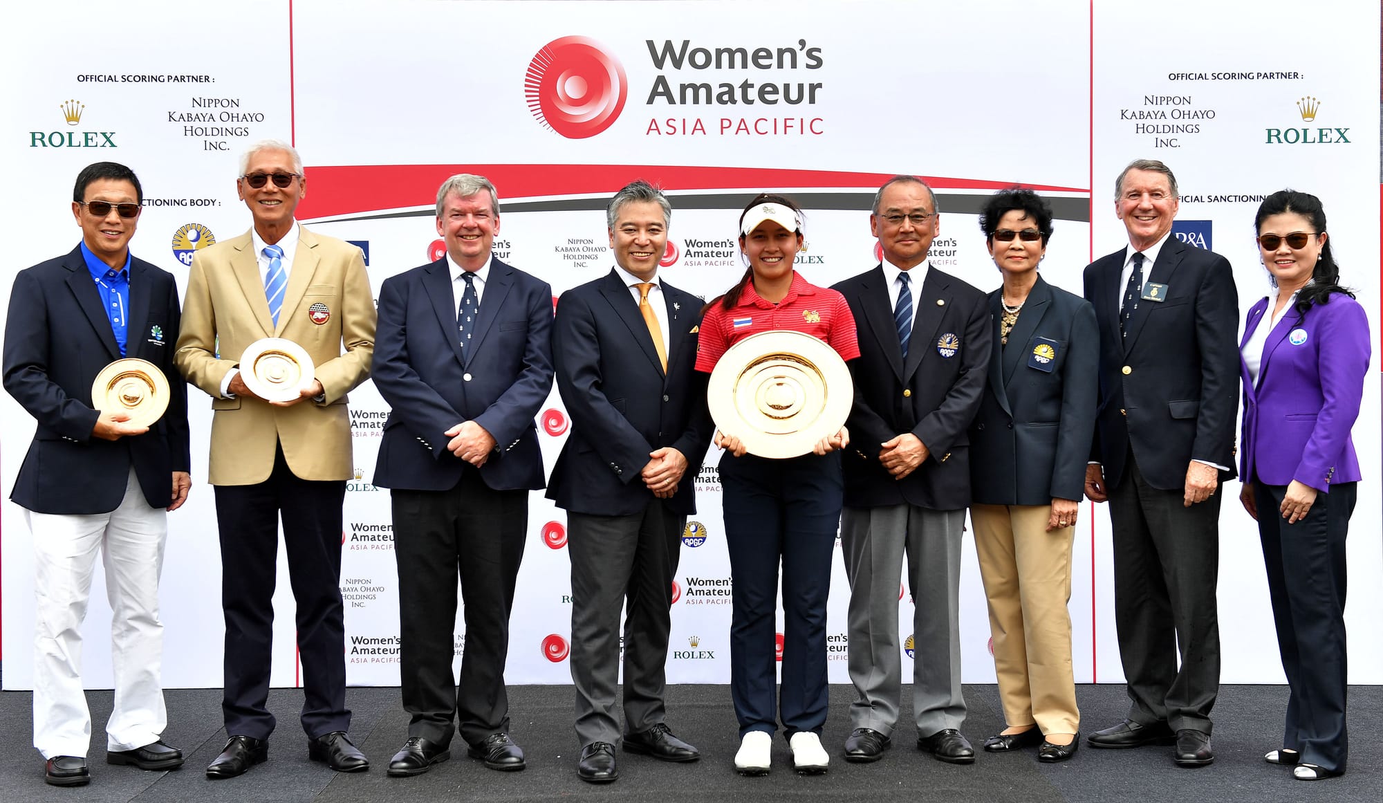 Atthaya Thitikul poses with tournament officials.
