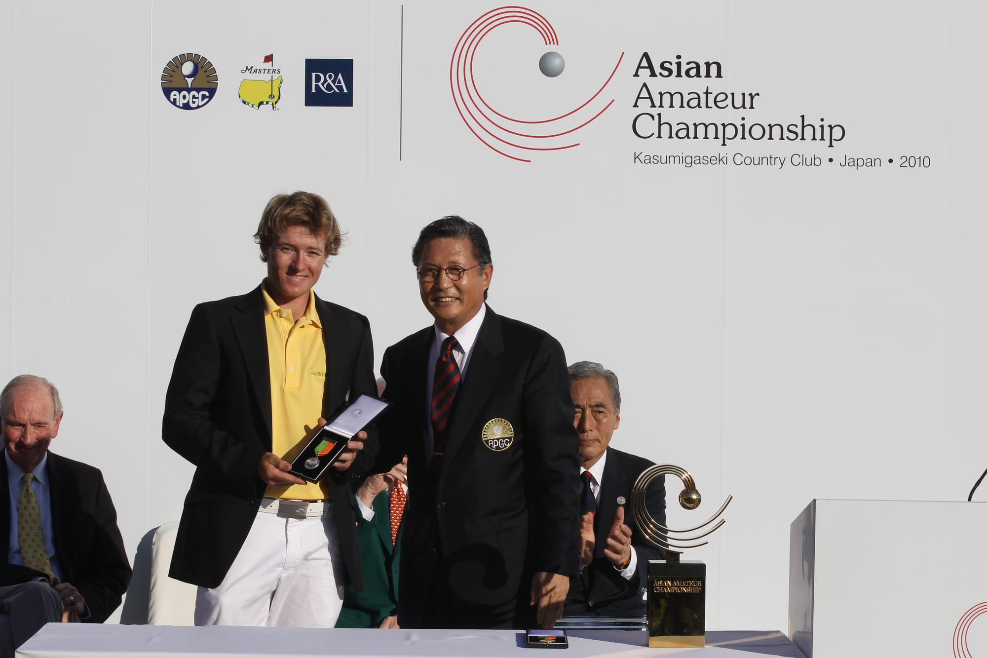 Tarquin MacManus is congratulated on his runner-up finish by APGC Chairman Hur Kwang-soo.